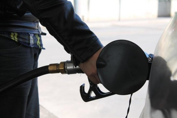 Bruselas avisa a España de que bajar al 10% el IVA al combustible incumple la ley europea