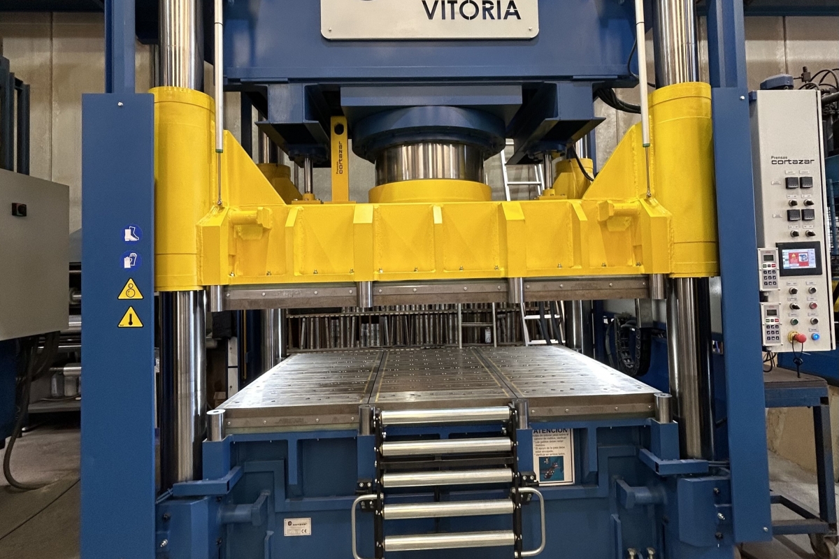 Molde Azul suma una nueva prensa hidráulica de gran formato para ampliar la producción y reforzar su I+D 