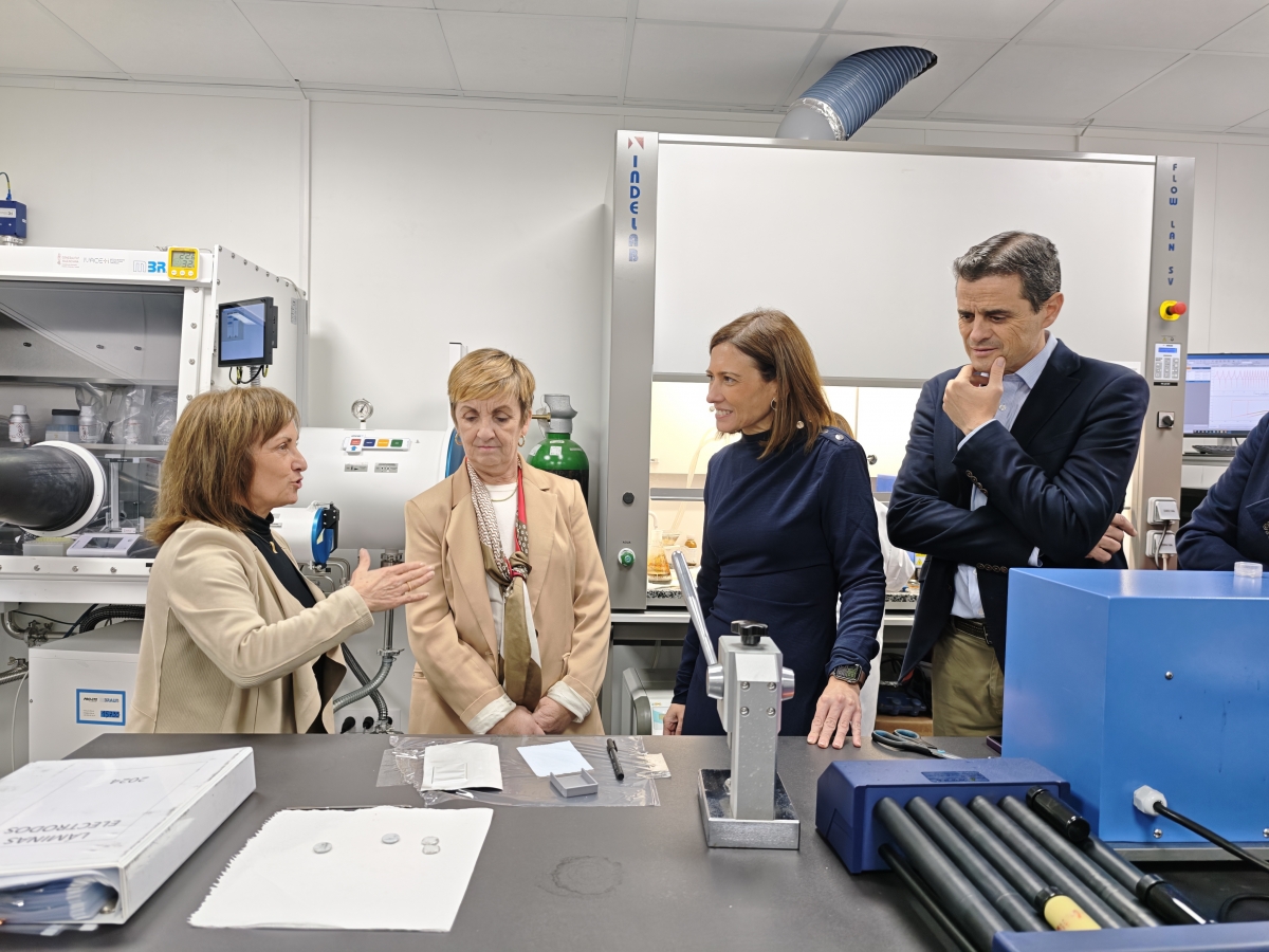 Marián Cano visita el ITC y conoce su estructura de investigación e innovación que beneficia a la cerámica
