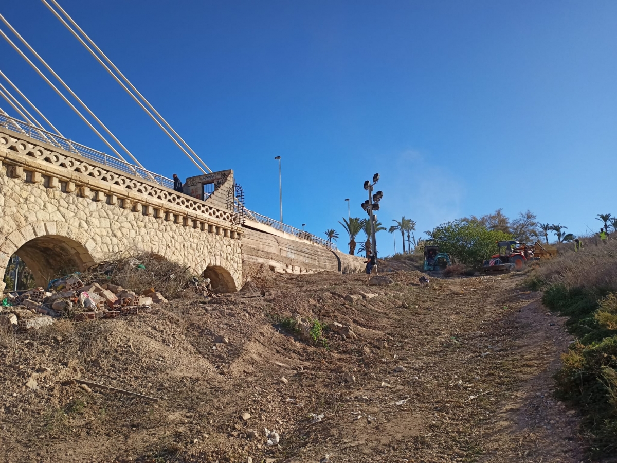 Desbrozado temporal de la zona para poder contemplar el acueducto desde el Raval - - AP Desbrozado temporal de la zona para poder contemplar el acueducto desde el Raval -