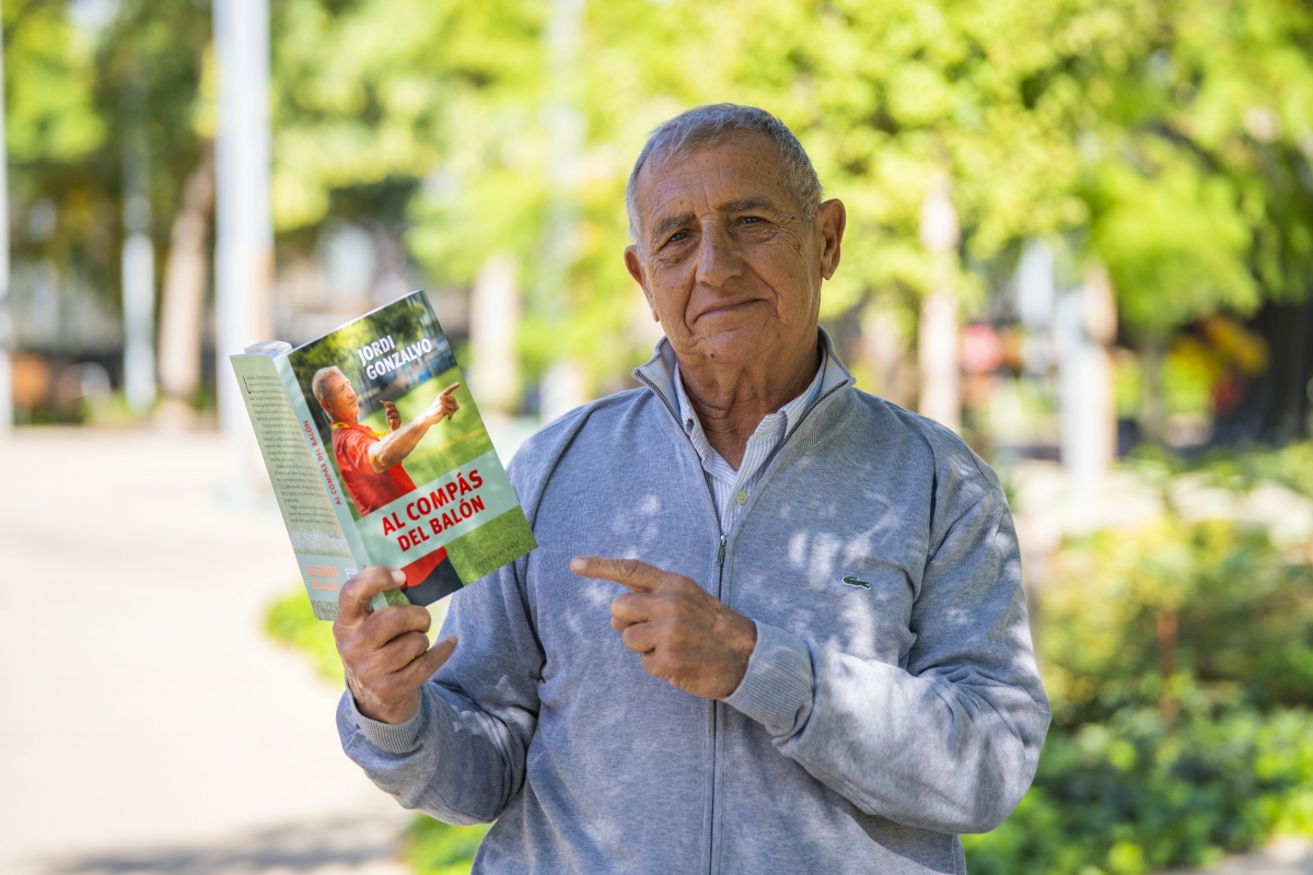 Jordi Gonzalvo, ex entrenador del CD Castellón, repasa su carrera en el libro 'Al compás del balón'