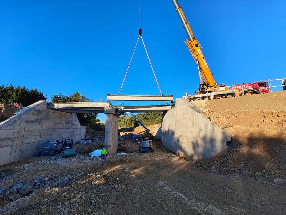 La Generalitat instala las vigas que permitirán ampliar el puente de l’Omet de Picassent, como parte de su reconstrucción tras las riadas - La Generalitat instala las vigas que permitirán ampliar el puente de l’Omet de Picassent, como parte de su reconstrucción tras las riadas