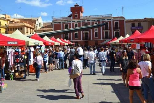 La Fira de l'Estoc torna a Vila-real per a impulsar el comerç local i oferir productes a preus competitius