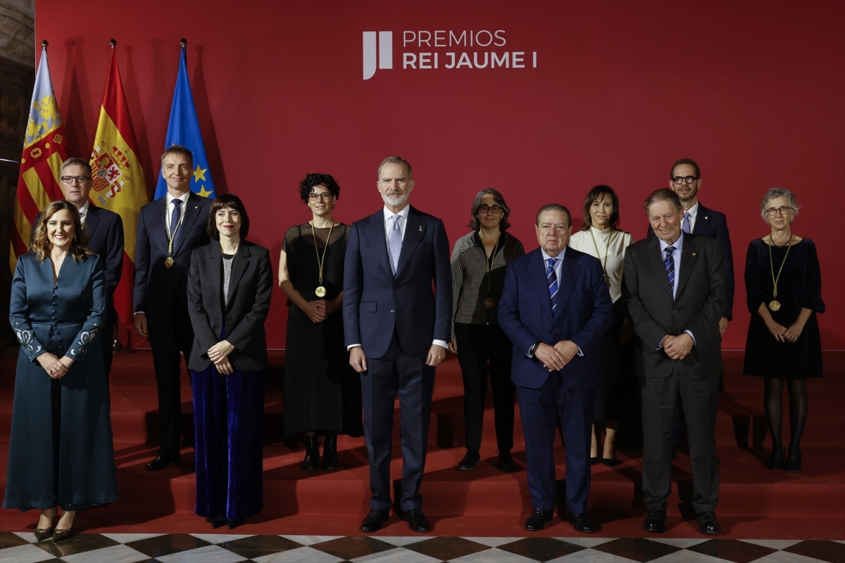 Varias autoridades junto a los galardonados con los Premios Rei Jaume I 2025.