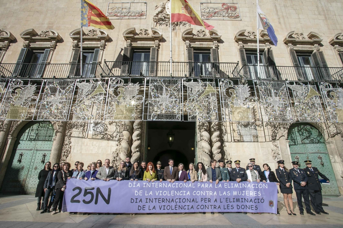 Otro 25N de fractura política en Alicante: actos por separado por el fin de la violencia contra la mujer