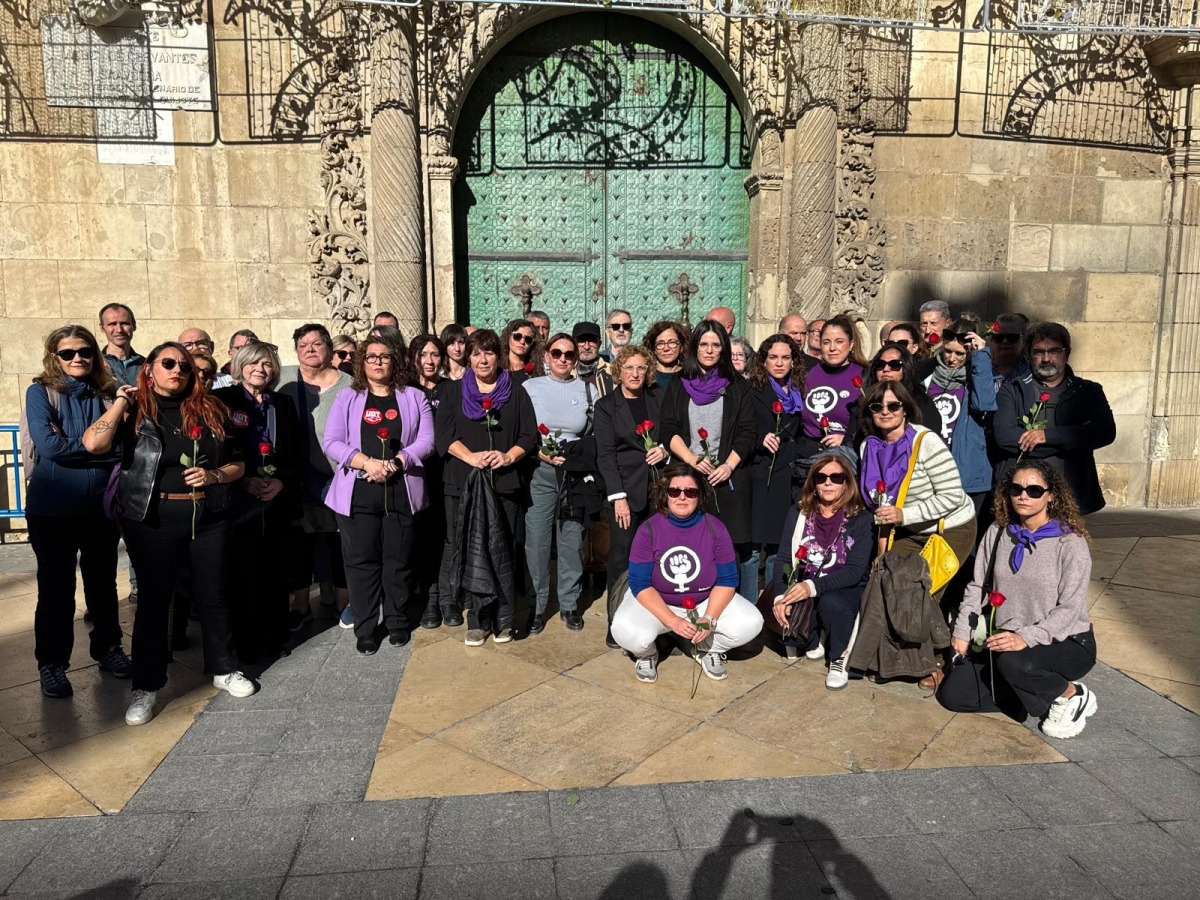 La concentración protagonizada por PSOE, Compromís y EU Podem junto a los sindicatos con motivo del 25N.