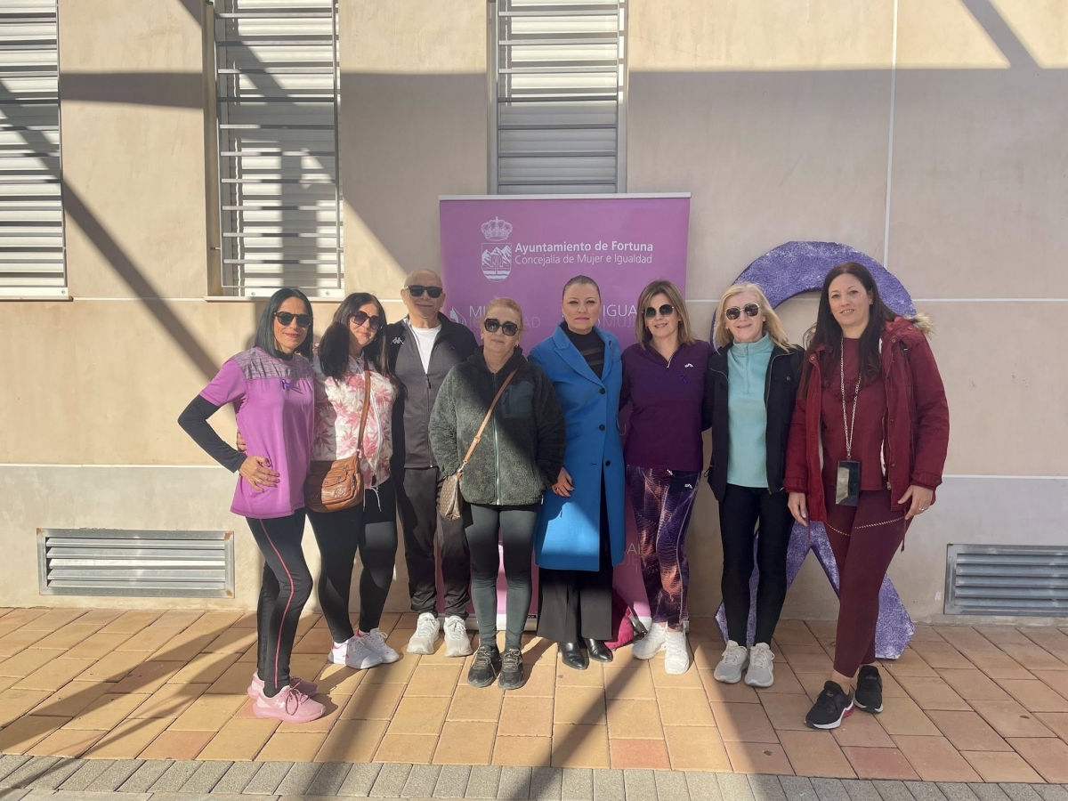 Fortuna reafirma su compromiso contra la violencia de género con una jornada de concienciación con los vecinos