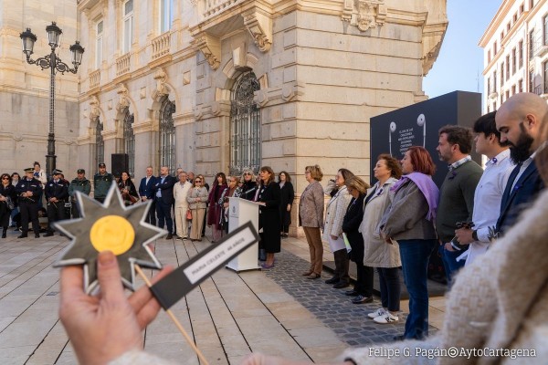 Un gesto simbólico homenajea a las mujeres y menores asesinados, dos de ellos residentes en Cartagena