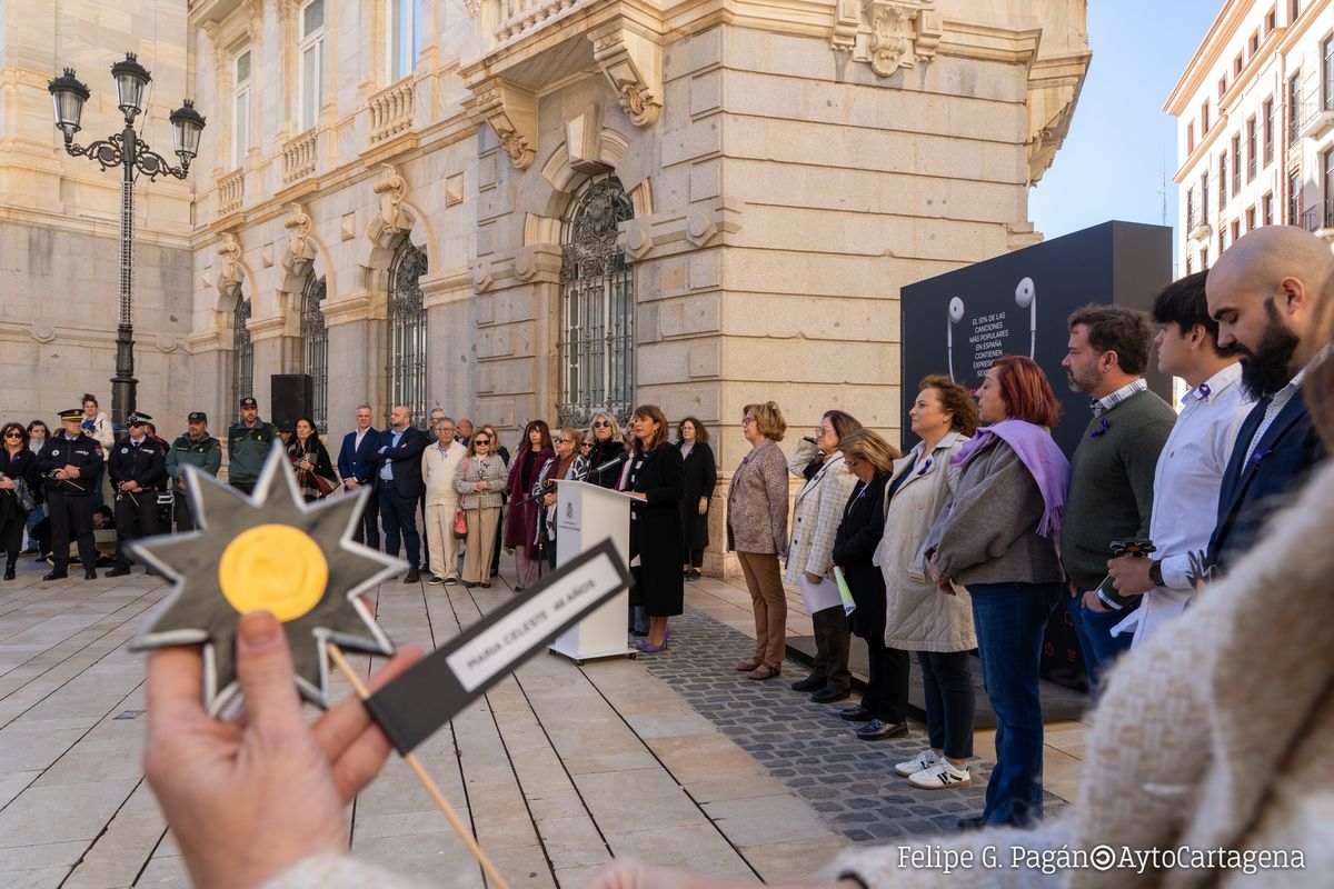 Un gesto simbólico homenajea a las mujeres y menores asesinados, dos de ellos residentes en Cartagena