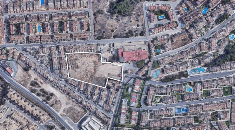 Luz verde a la conversión de 10.000 metros de suelo deportivo a residencial en Orihuela Costa