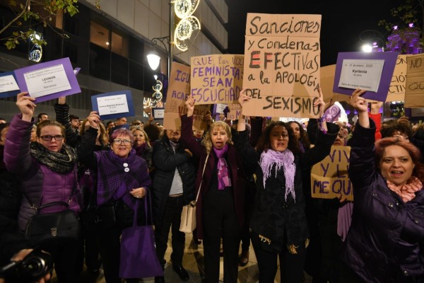 Una cadena de mujeres en Alicante recuerda a las víctimas de la violencia machista en el 25N
