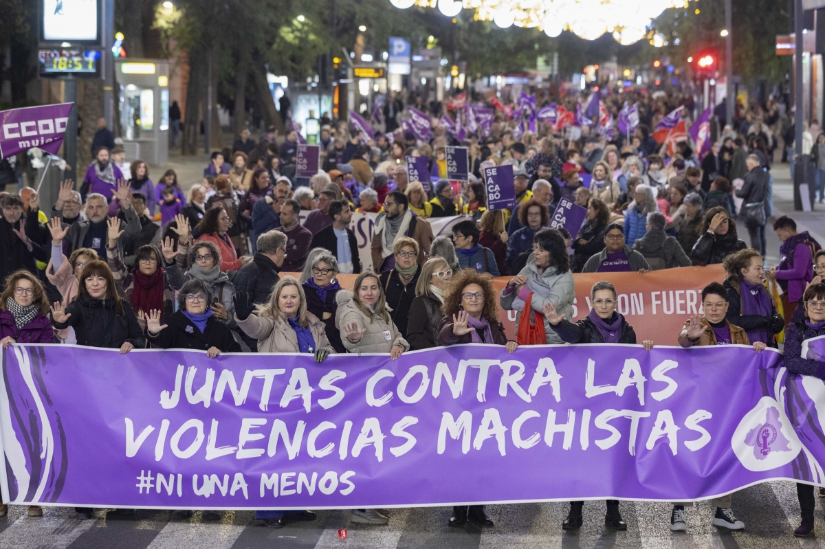 Más de un millar de voces moradas claman en Murcia contra la violencia de género