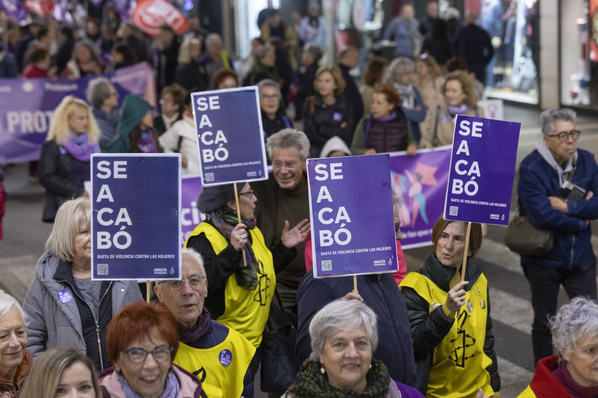 Manifestación en Murcia del 25-N contra la violencia de género. - Foto: MARCIAL GUILLÉN / EFE Manifestación en Murcia del 25-N contra la violencia de género.
