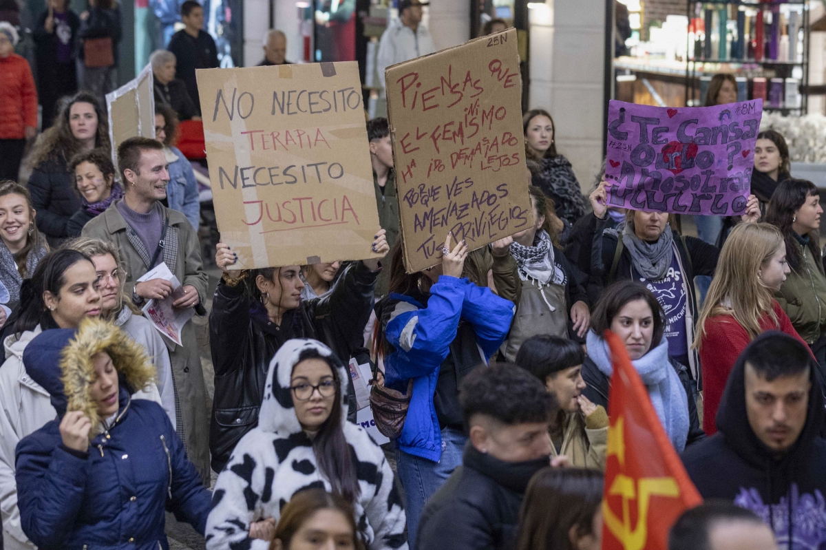 Manifestación en Murcia del 25-N contra la violencia de género. - Foto: MARCIAL GUILLÉN / EFE Manifestación en Murcia del 25-N contra la violencia de género.