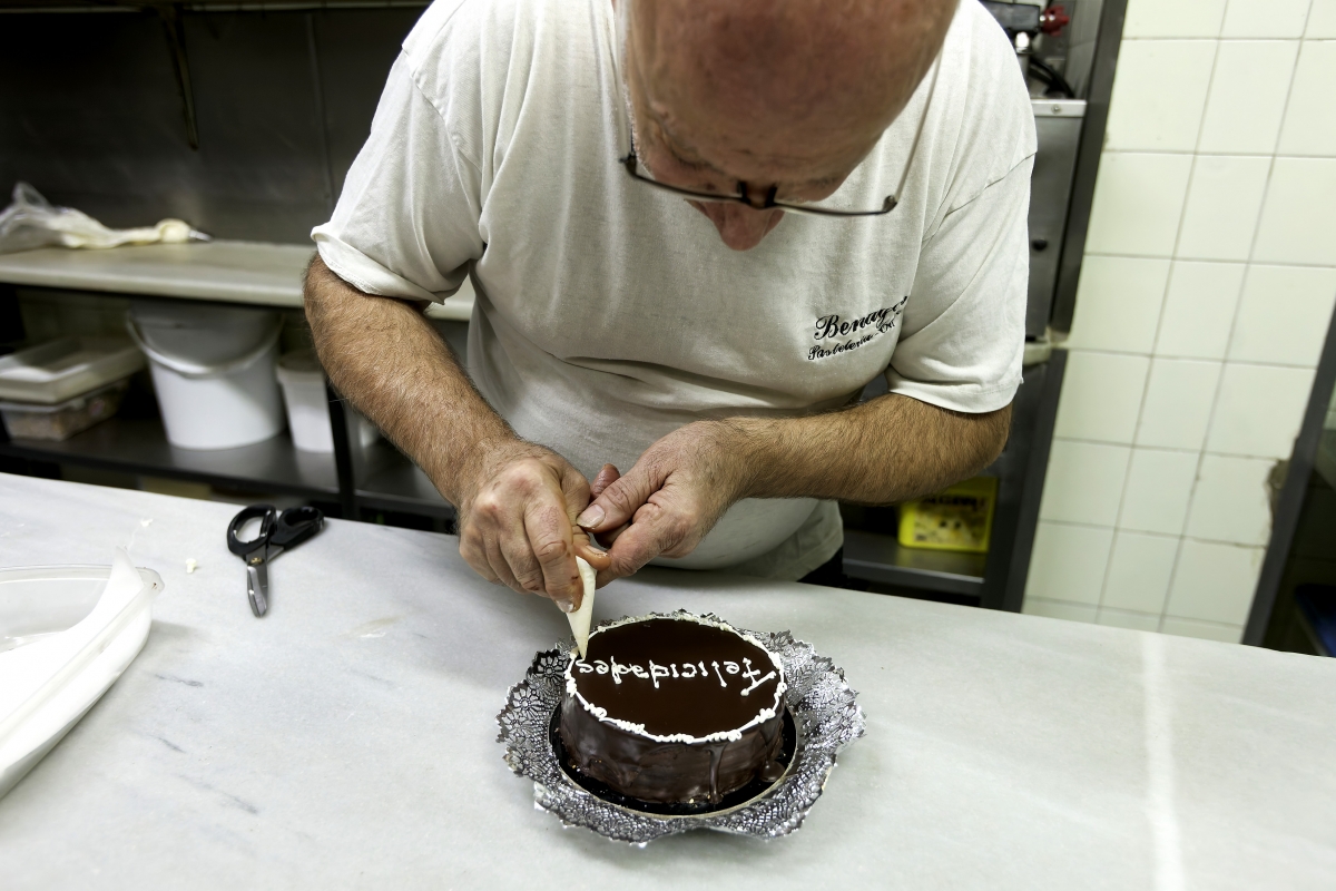 La pastelería subraya el producto de proximidad como baluarte. - Foto: ANTONIO PRADAS La pastelería subraya el producto de proximidad como baluarte.