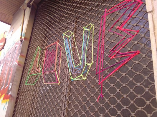 Grafiti textil: cuando los hilos de lana sustituyen al aerosol