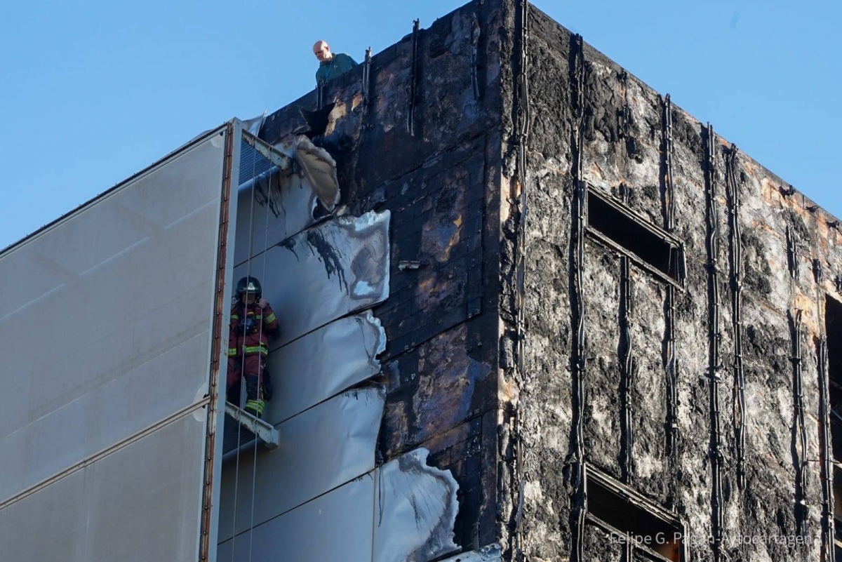 Un incendio en la terraza y fachadas del hospital Santa Lucía de Cartagena fuerza su desalojo
