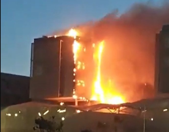 La fachada ventilada, otra vez bajo sospecha: así se propagó el fuego en un hospital de Cartagena, como ocurrió en Campanar