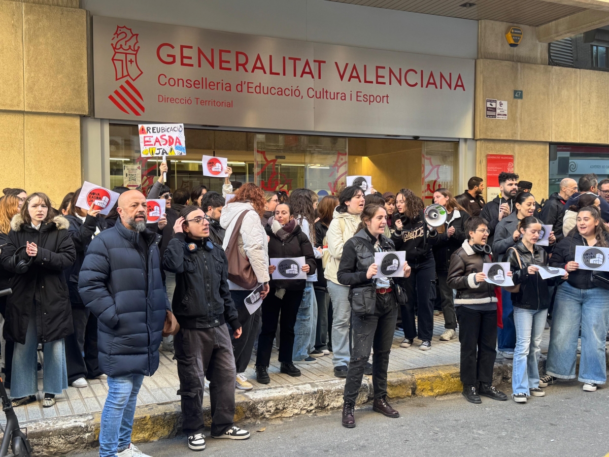 La EASDA y el conservatorio de música salen a la calle para exigir la mejora de sus centros en Alicante
