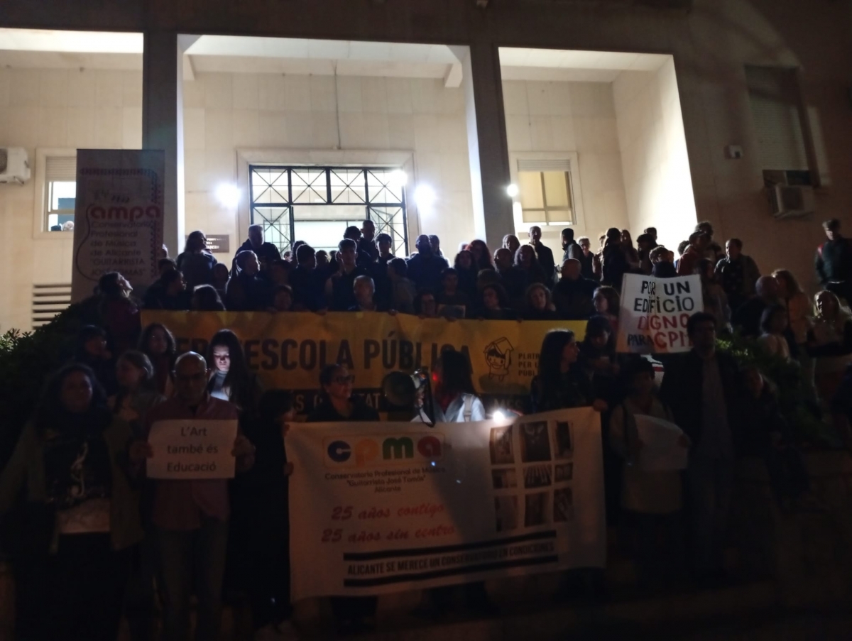 La concentración organizada por la comunidad escolar del Conservatorio de Música de Alicante.