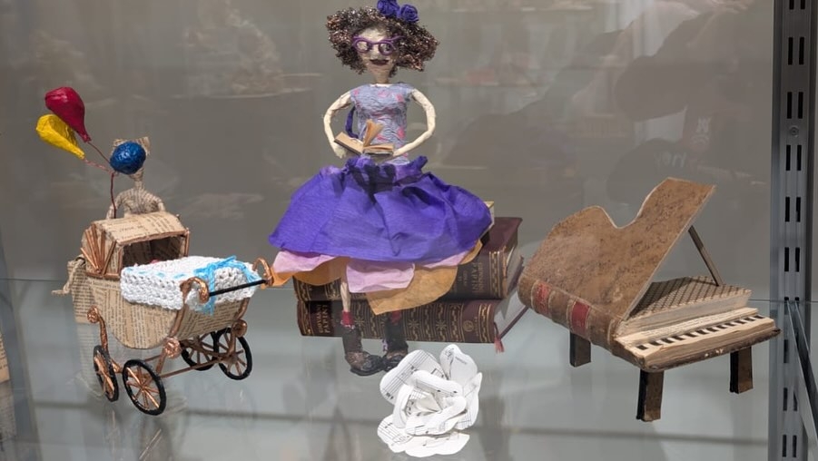 Los libros desechados cobran una nueva vida en Mazarrón con la exposición 'Un Mundo de Papel'