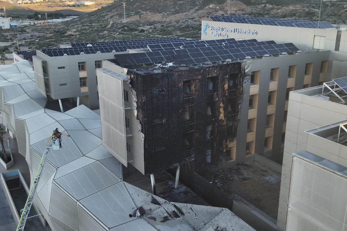 La fachada ventilada, otra vez bajo sospecha: así se propagó el fuego en Santa Lucía, como ocurrió en Valencia en 2024