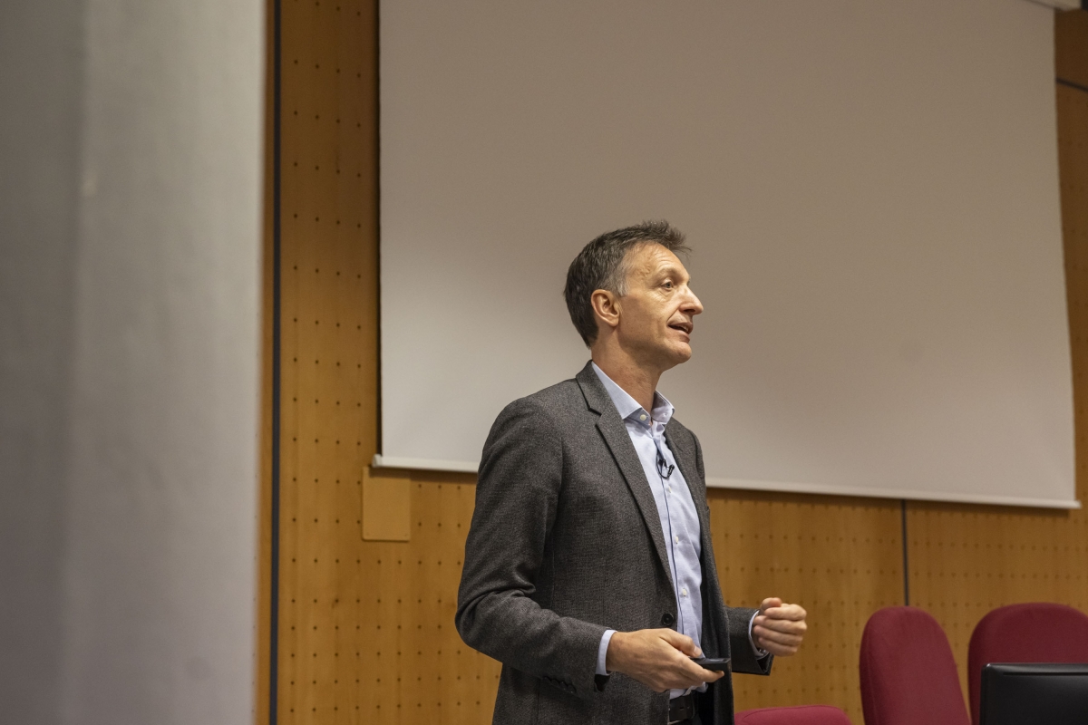 Eeckhout, Jaume I de Economía, analiza en la UJI la paradoja del beneficio y el impacto en el mercado laboral