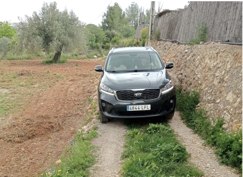 Vehículo volcado en el camino rural de Chiva, en la zona de 