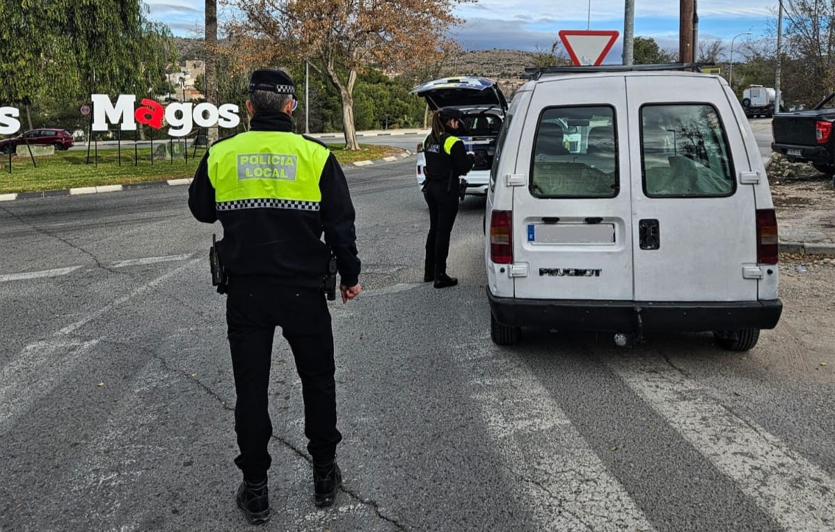 La Policía Local de Elda intensifica los controles a furgonetas en la campaña especial de la DGT por el ‘Black Friday’