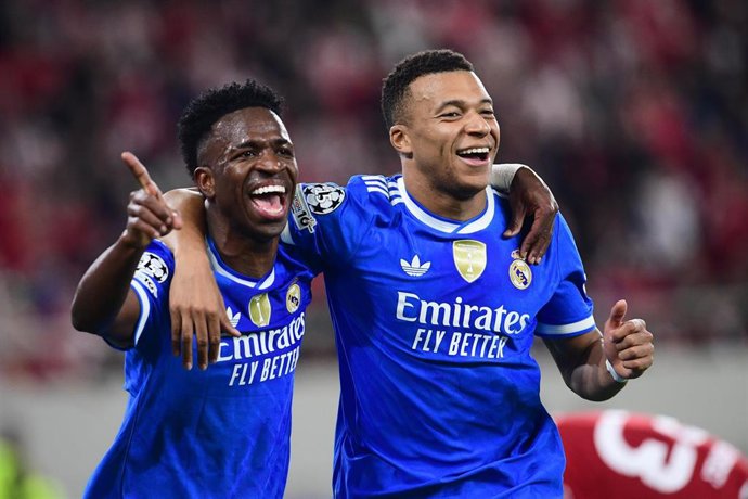 El delantero francés Kylian Mbappé (derecha) y Vinícius Júnior celebran un gol del Real Madrid en la Champions League 2025/26 ante el Olympiacos en el Georgios Karaiskakis. - El delantero francés Kylian Mbappé (derecha) y Vinícius Júnior celebran un gol del Real Madrid en la Champions League 2025/26 ante el Olympiacos en el Georgios Karaiskakis.