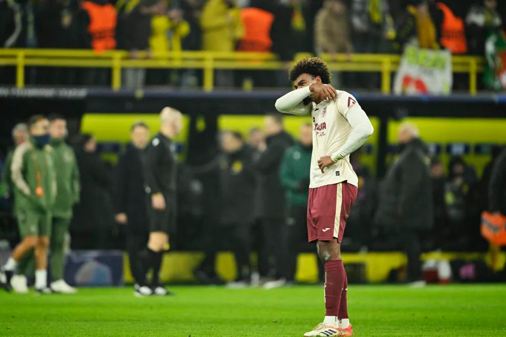 Renato Veiga, desolado tras la derrota en Dortmund