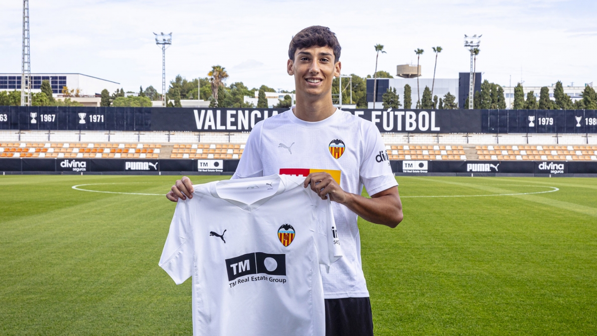 Alejandro Panach renueva con el Valencia CF hasta 2028