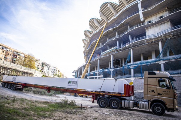 El Nou Mestalla inicia una nueva fase con la llegada de elementos clave para su cubierta