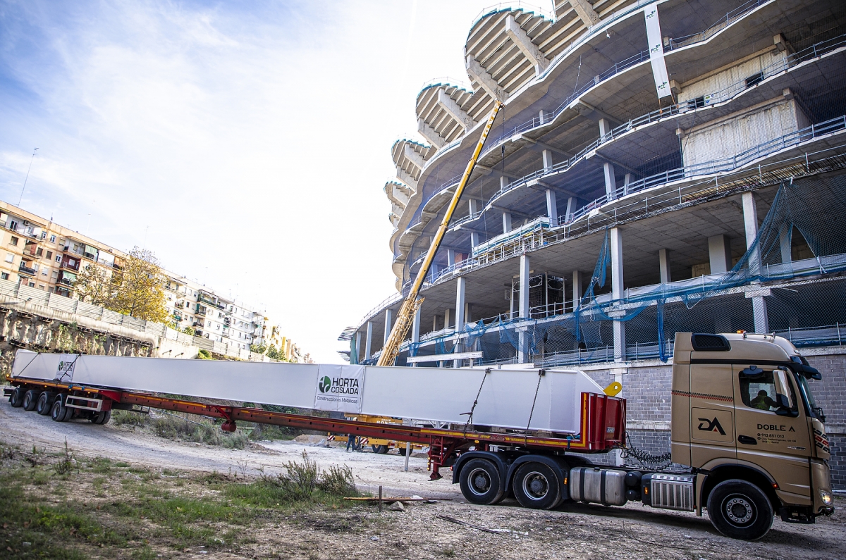 El Nou Mestalla inicia una nueva fase con la llegada de elementos clave para su cubierta