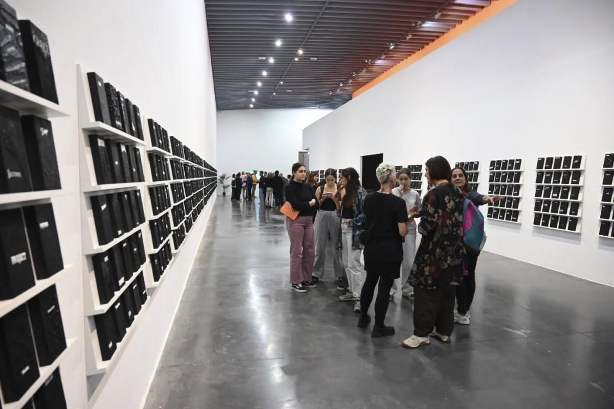 El EACC ofrece el concierto de Pitarcus y organiza visitas guiadas a la exposición 'Off Voices'