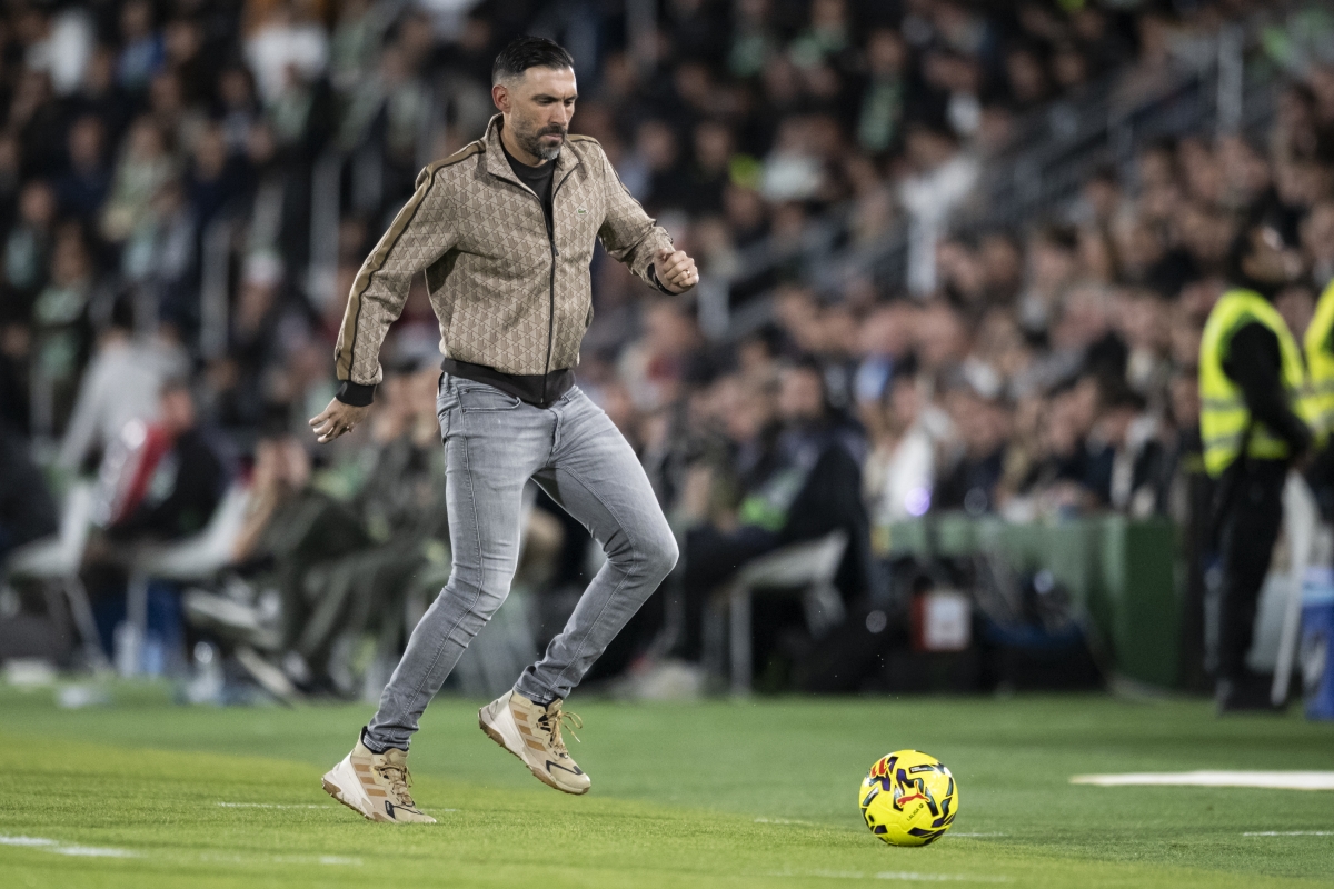 El técnico del Elche CF en el transcurso del choque contra el Real Madrid