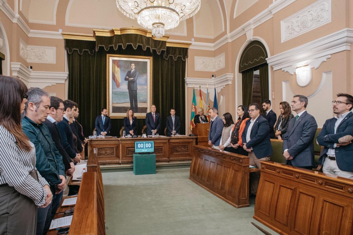 El pleno de Castelló atiende a la lectura del nombre de las mujeres asesinadas este año por violencia machista.