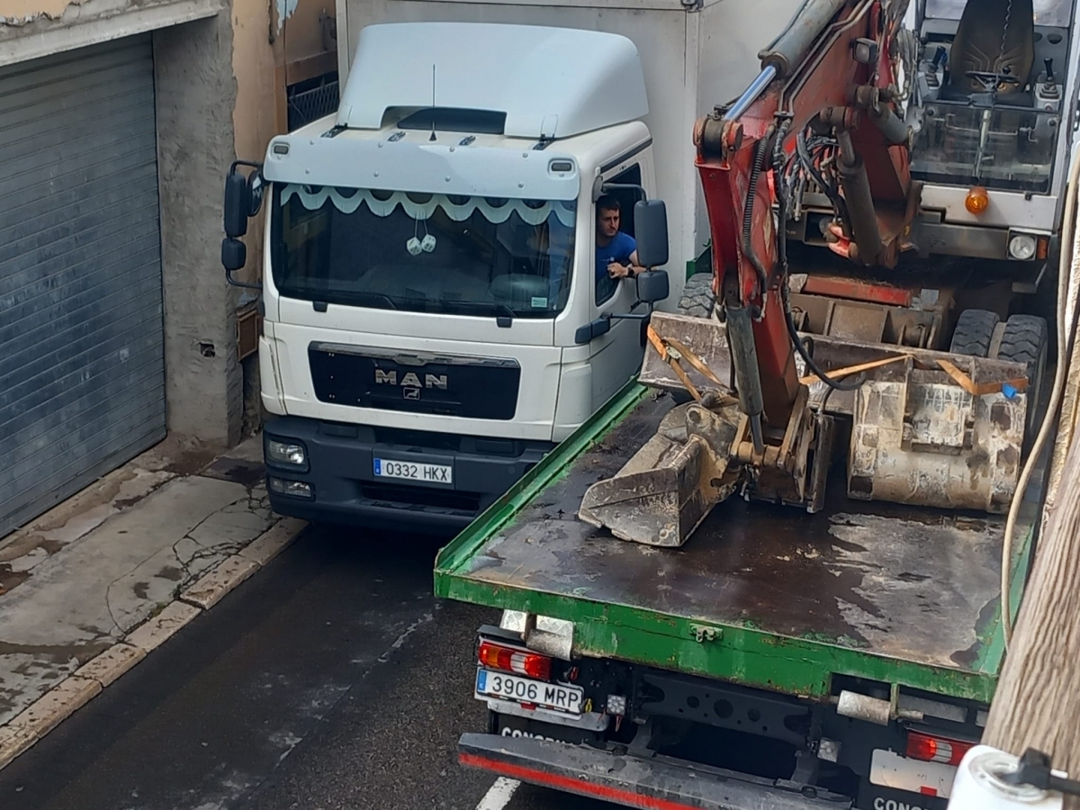 Una calle de Manises, afectada por el tráfico pesado: 