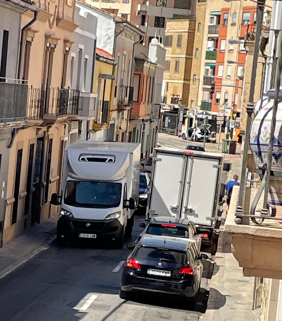 Tráfico pesado en la calle Rafael Valls de Manises.