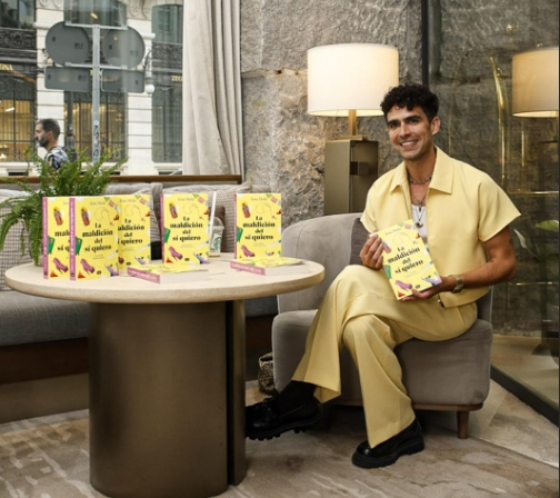 Jose Mola culmina la peregrinación literaria de 'La maldición del sí quiero' en la librería Babel