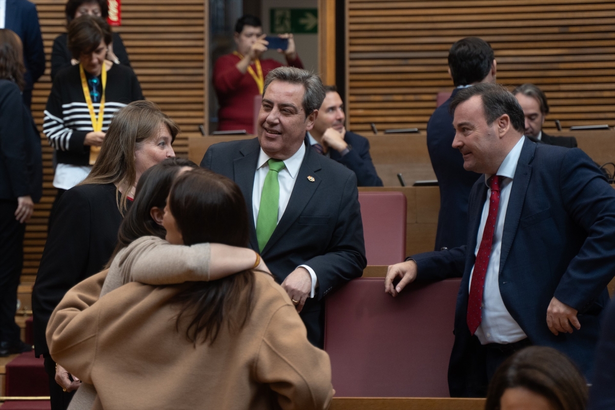 El portavoz de Vox, José María Llanos, junto a varios compañeros. - Foto: EP/JORGE GIL El portavoz de Vox, José María Llanos, junto a varios compañeros.