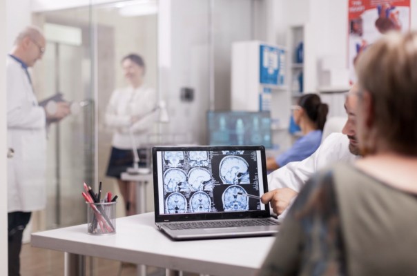 ASTUCE Spain alerta que los pacientes de glioblastoma de Murcia, Galicia, Andalucía y Baleares siguen sin acceder a los TTFields