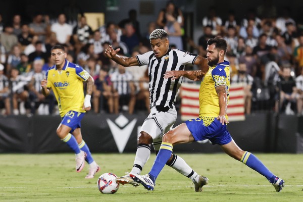 El Castellón se desmorona en el arranque de la segunda parte y cede ante el Cádiz
