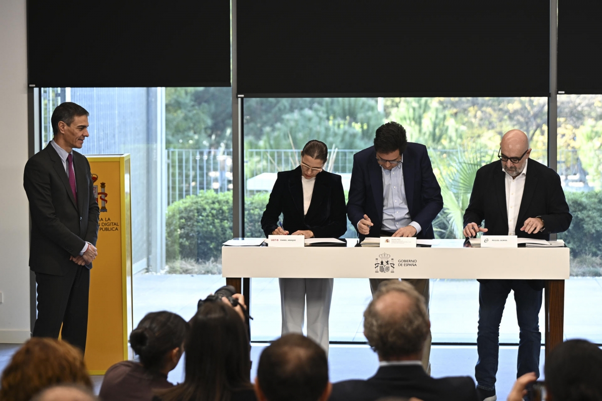 El Gobierno firma la subida salarial para empleados públicos del 11 % hasta 2028 con UGT y CSIF, pero sin CCOO