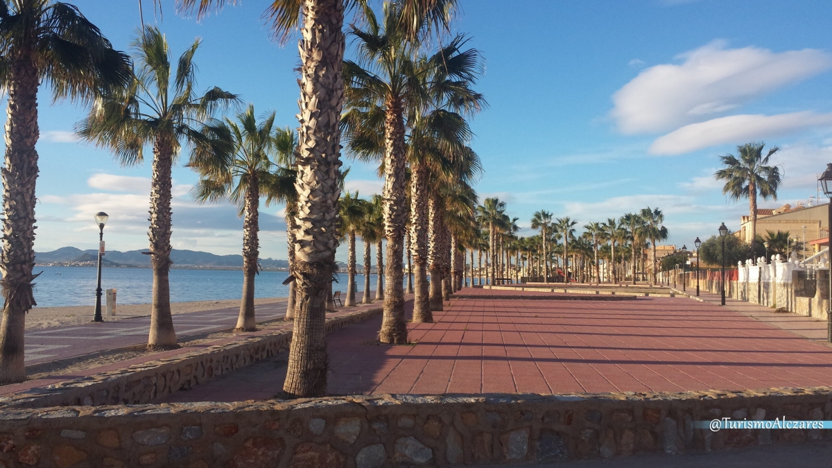 Los Alcázares avanza en la transformación del paseo marítimo con un nuevo tramo del carril bici