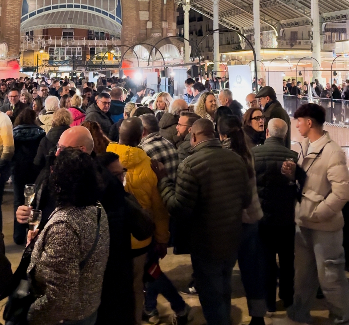 Los cavistas de Requena cierran su 10ªFeria con 10.000 brindis en el Mercado de Colón