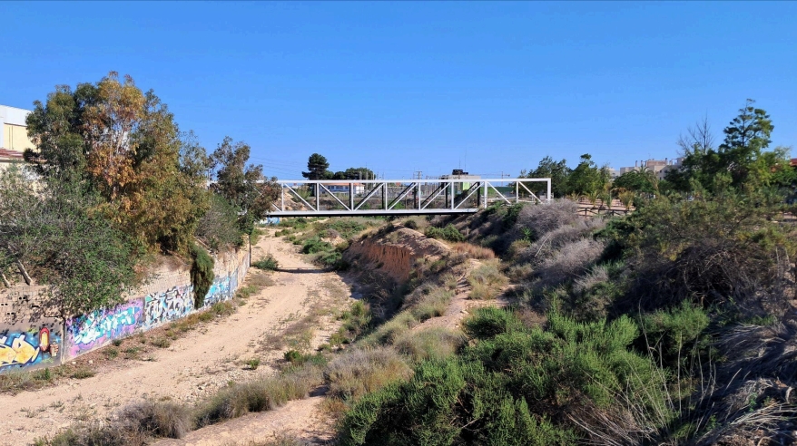 Pasarela peatonal del sector E-21 sobre el barranco - - AP Pasarela peatonal del sector E-21 sobre el barranco -