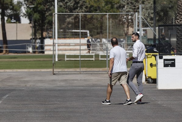 Rafa Mir se entrena en el gimnasio al margen del resto de sus compañeros 