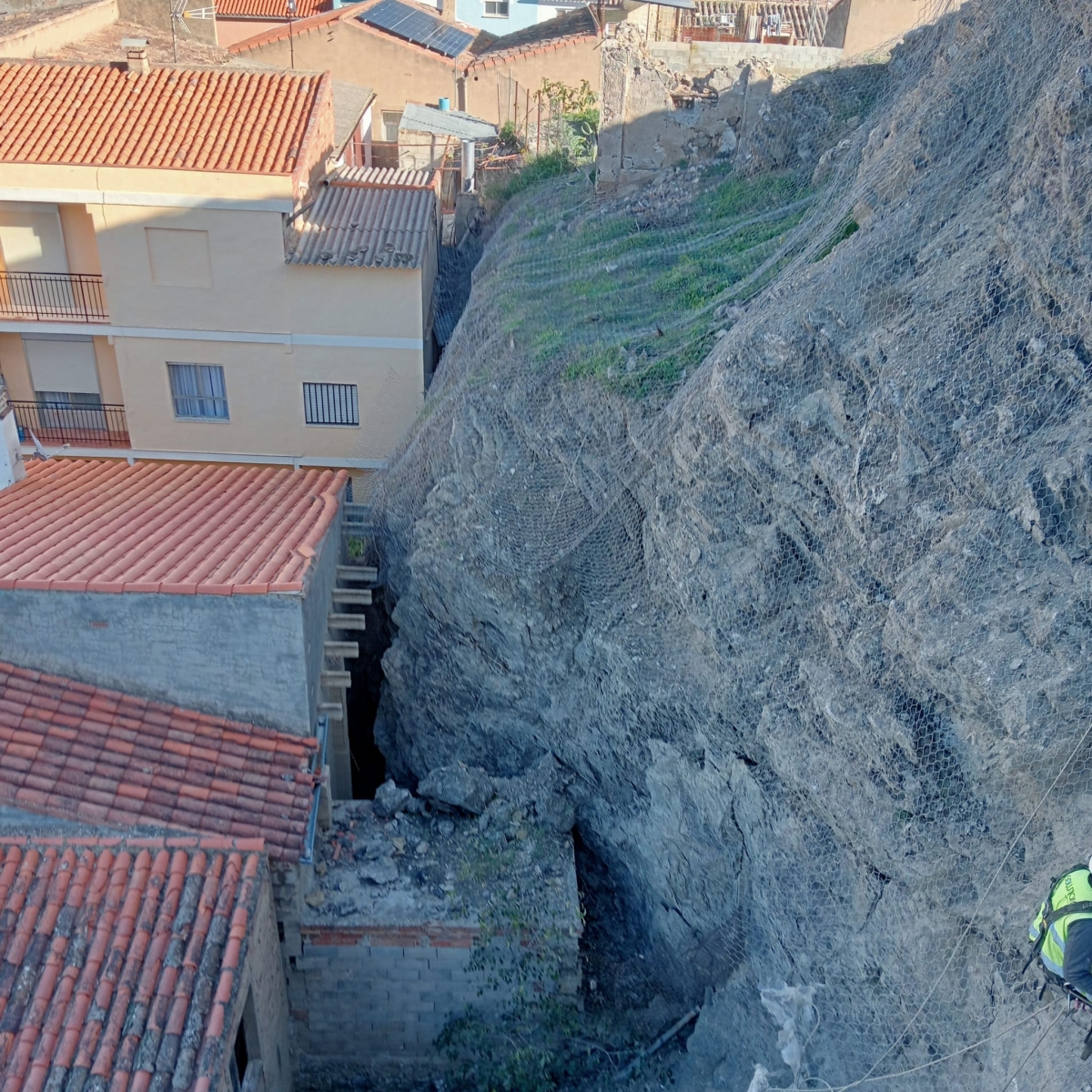 La Diputación consolida el talud del Cerro en Jalance para evitar desprendimientos sobre las viviendas