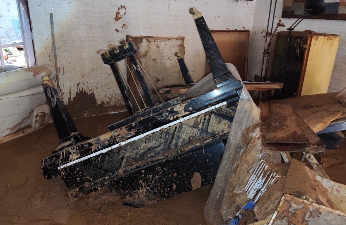 La música vuelve a brotar de un piano arrasado por la Dana en Paiporta